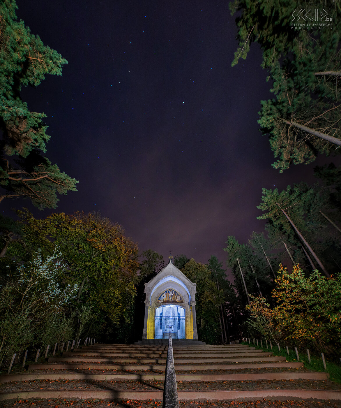 Hageland by night - Kroningskapel in Averbode De mooie Kroningskapel in Averbode werd een paar jaar geleden gerenoveerd en ligt bovenop een heuvel in het bos tegenover de abdij. Het is er 's avonds ontzettend donker maar door creatief gebruik te maken van een aantal LED lampen heb ik er volgende beelden kunnen maken. In 1910 werd het beeld van Onze-Lieve-Vrouw van het Heilig Hart gekroond in de Abdij van Averbode. Twee jaar later in 1912 werd daarom deze neogotische Kroningskapel gebouwd.<br />
 Stefan Cruysberghs